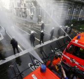 Belgian Firefighters vs Riot Police (10 pics)