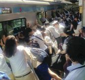 Tokyo Subway passengers widening gap so fallen passenger can be rescued