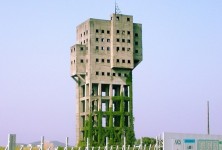 This-would-make-an-awesome-anti-zombie-fortress.jpg