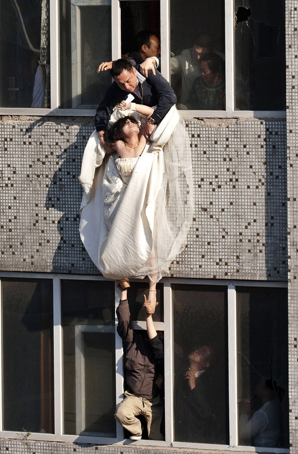 enhanced buzz 6642 1305745405 23 Man Saves Bride Jumping From Top Story Window
