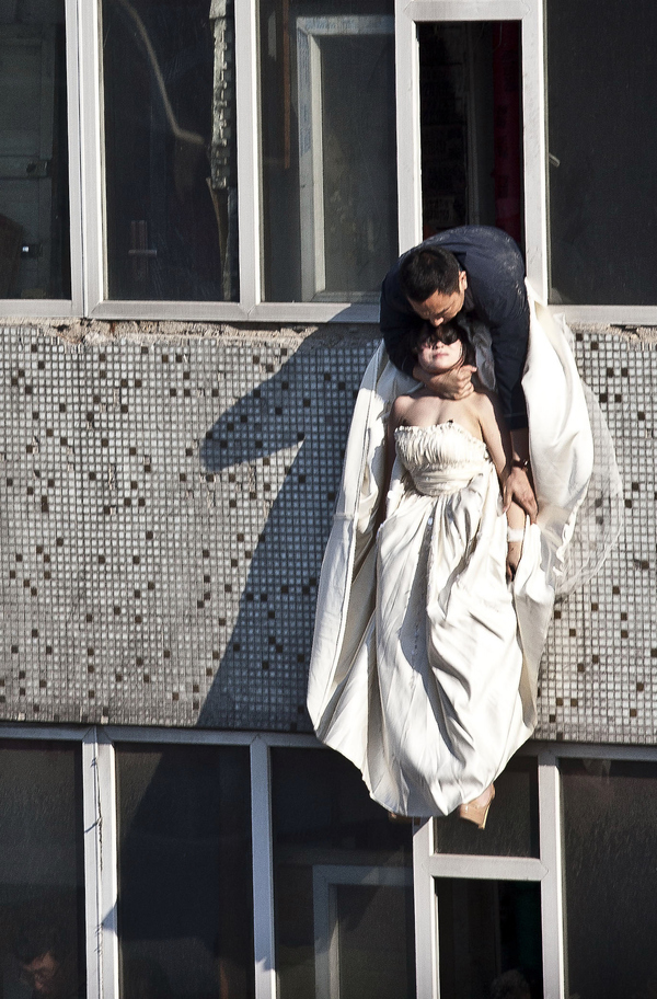 enhanced buzz 6649 1305745248 22 Man Saves Bride Jumping From Top Story Window