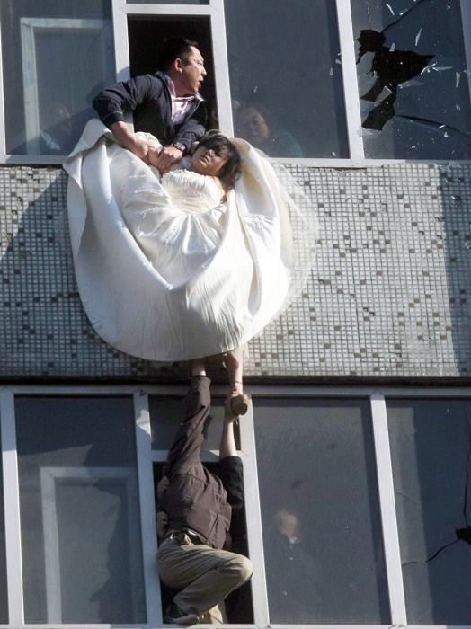 enhanced buzz 6659 1305745885 22 Man Saves Bride Jumping From Top Story Window