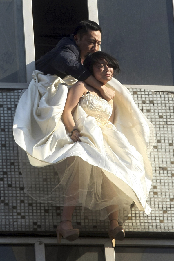 enhanced buzz 6663 1305745295 25 Man Saves Bride Jumping From Top Story Window