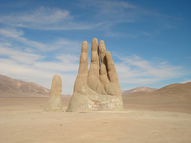 Hand of the Desert 630x472 10 Strangest Monuments and Statues Around The World