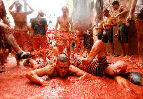 festival tomatina The 10 Weird Festivals Where People Throw Things At Each Other