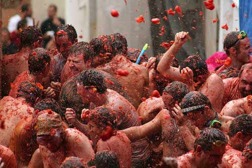 festival tomatina1 The 10 Weird Festivals Where People Throw Things At Each Other