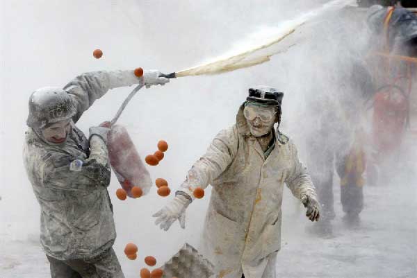 flour eggs throwing The 10 Weird Festivals Where People Throw Things At Each Other