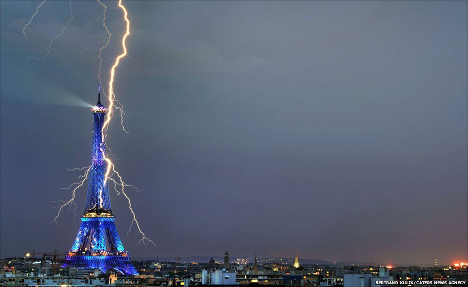Lightning hits the Eiffel Tower