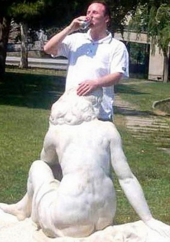 People Having Too Much Fun With Statues — 11