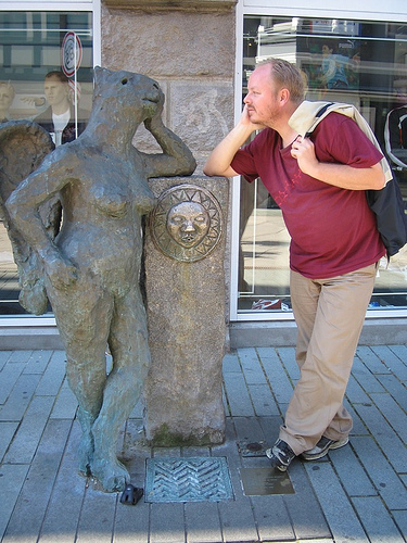 People Having Too Much Fun With Statues — 13