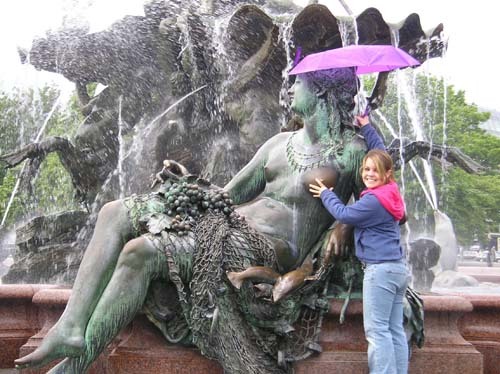 People Having Too Much Fun With Statues — 17
