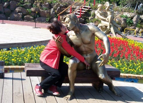 People Having Too Much Fun With Statues — 3