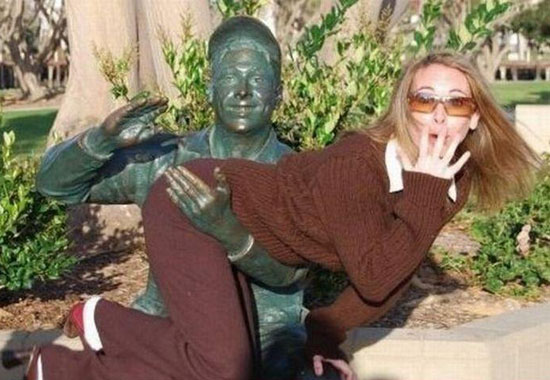 People Having Too Much Fun With Statues — 5