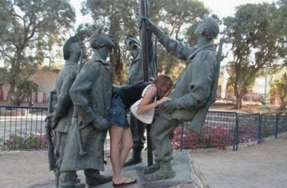 People Having Too Much Fun With Statues — 6