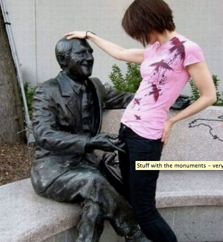 People Having Too Much Fun With Statues — 8