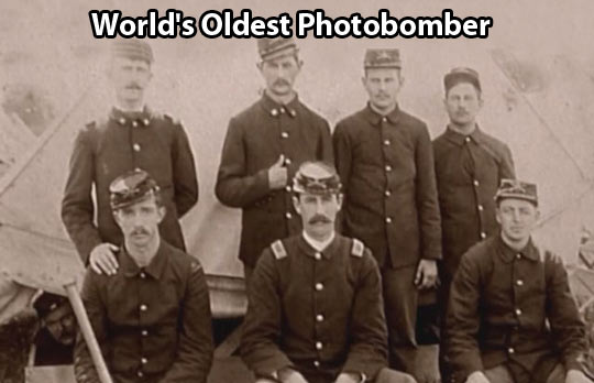 funny-old-picture-photobomber-men-war