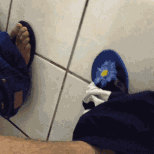 funny-men-bathroom-foot-sandal