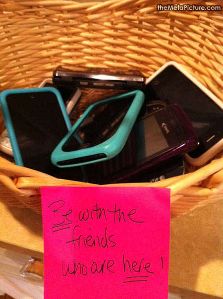 funny-phone-game-party-gathering