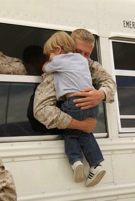 funny-father-baby-soldier-hug