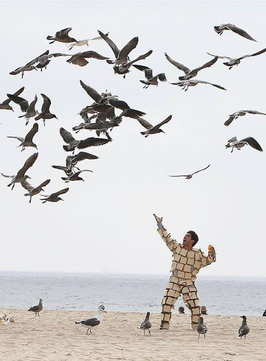 funny-bread-clothes-guy-beach