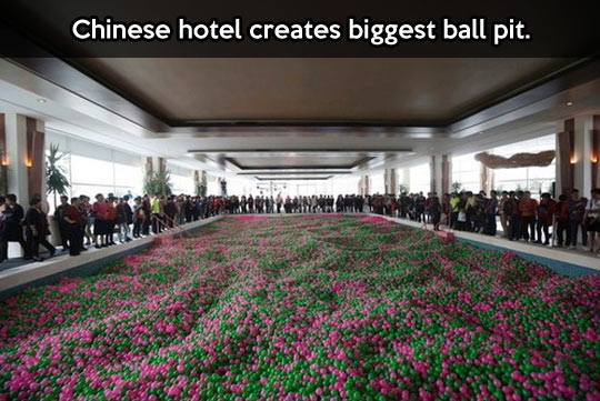 cool-ball-pit-biggest-hotel-Chinese