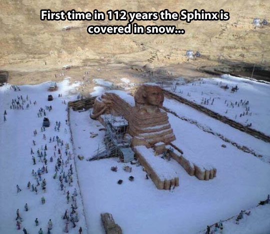 funny-Egypt-Sphinx-snow-desert-public