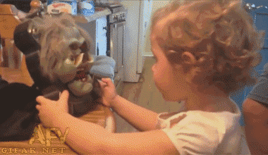 funny-gif-little-girl-scared-scream