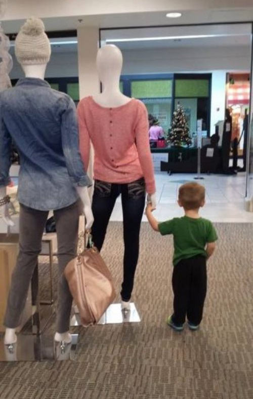 funny-store-mannequin-kid-hand