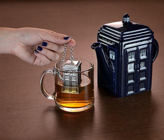 funny-tea-Tardis-teapot-Doctor-Who