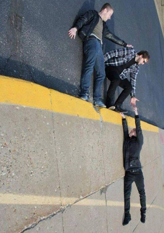 funny-friends-falling-down-street