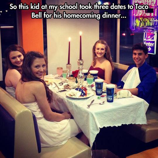 funny-homecoming-dinner-three-girls