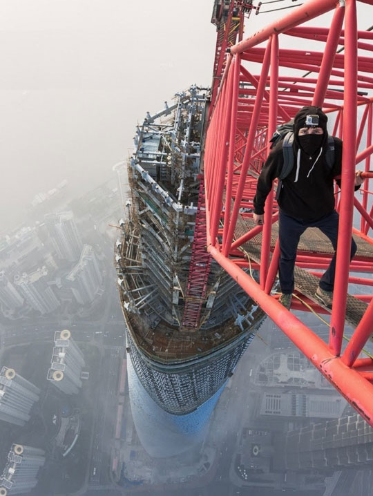 On Shanghai Tower, This Guy Has No Fear