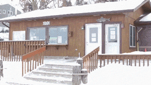 funny-gif-ice-fishing-beer-delivery