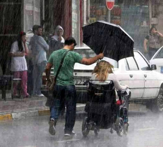 cool-rain-man-umbrella-helping