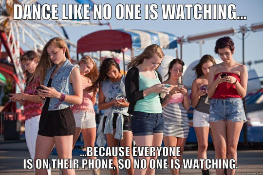 funny-dance-girls-phone-watching