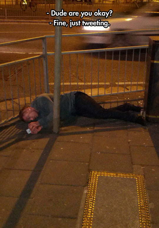 funny-man-street-texting-phone
