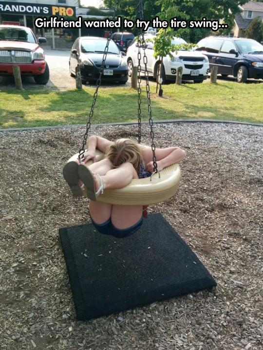 funny-park-girlfriend-swing