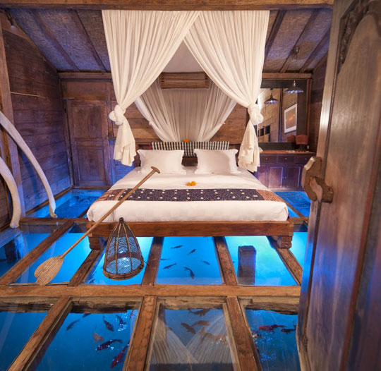 cool-glass-bottom-bedroom-water