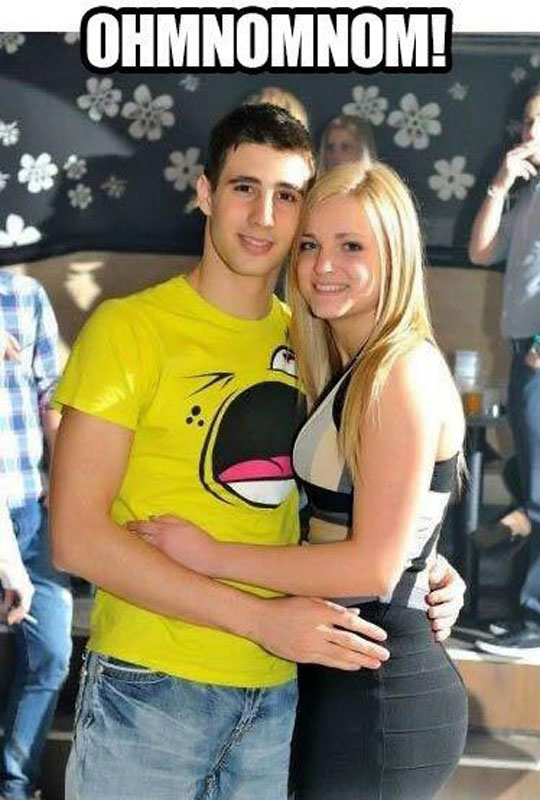 funny-shirt-couple-biting-girl