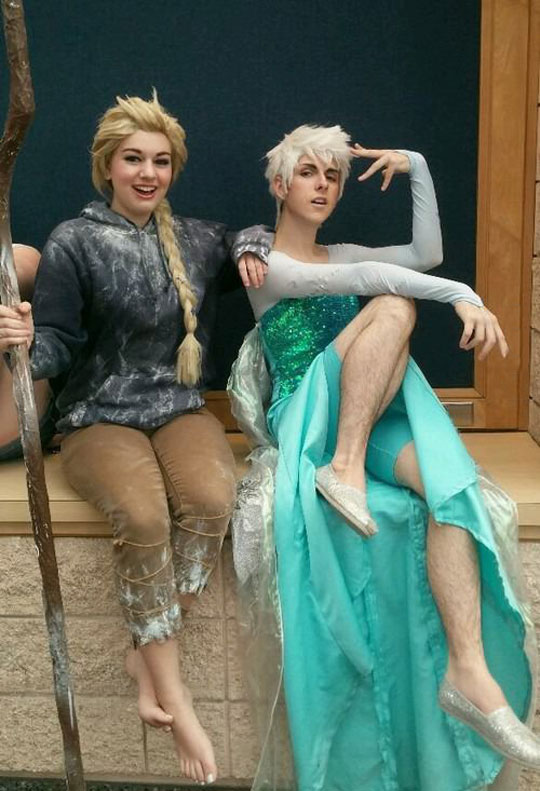 funny-couple-Frozen-costume-swap