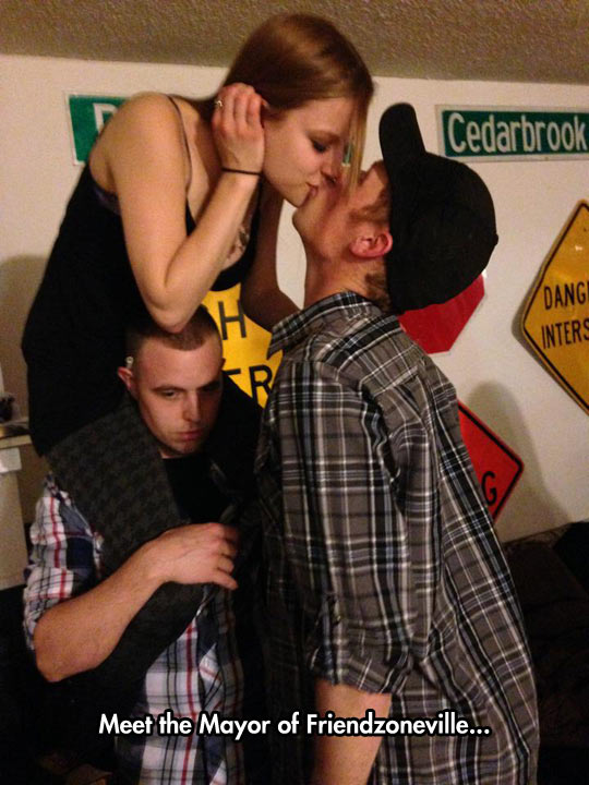 funny-girl-kissing-boyfriend-sitting-shoulders