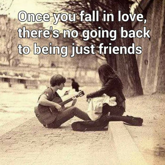 funny-love-friends-singing-couple