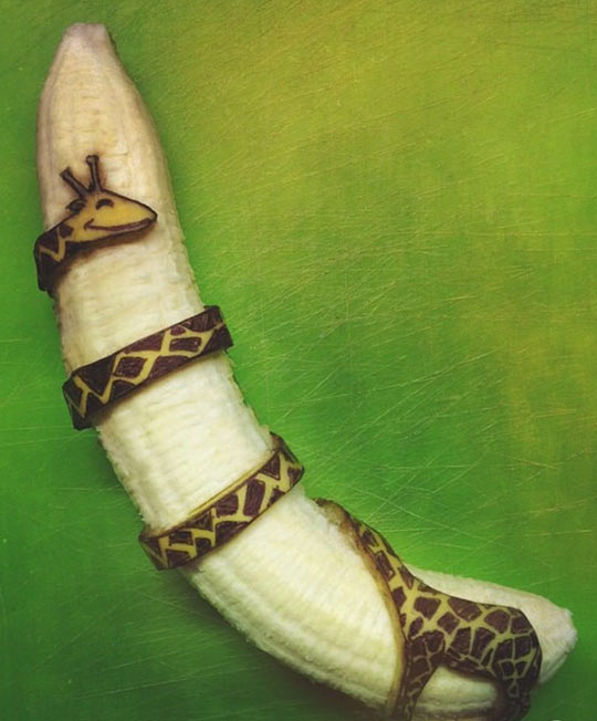 funny-banana-giraffe-drawing-hug