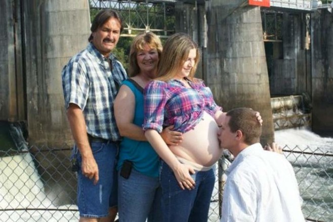 funny-awkward-pregnancy-photos-mom-dad-grandparents-limed-up
