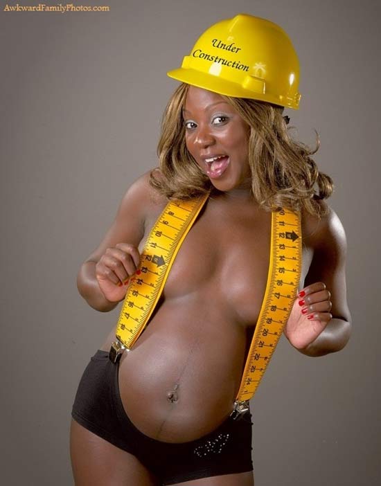funny-awkward-pregnancy-photos-under-construction