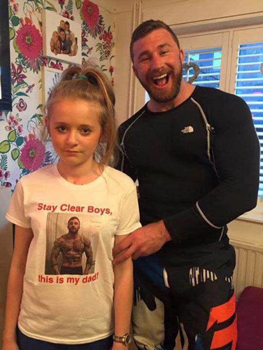 funny-shirt-father-little-girl-muscle-man