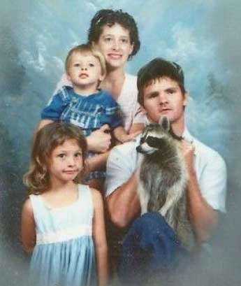 dad-raccoon-family-photo