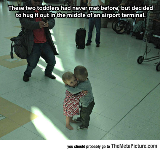 cool-toddlers-hugging-airport
