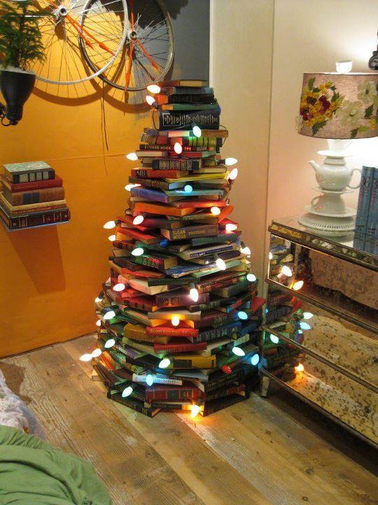 cool-Christmas-Tree-made-of-books