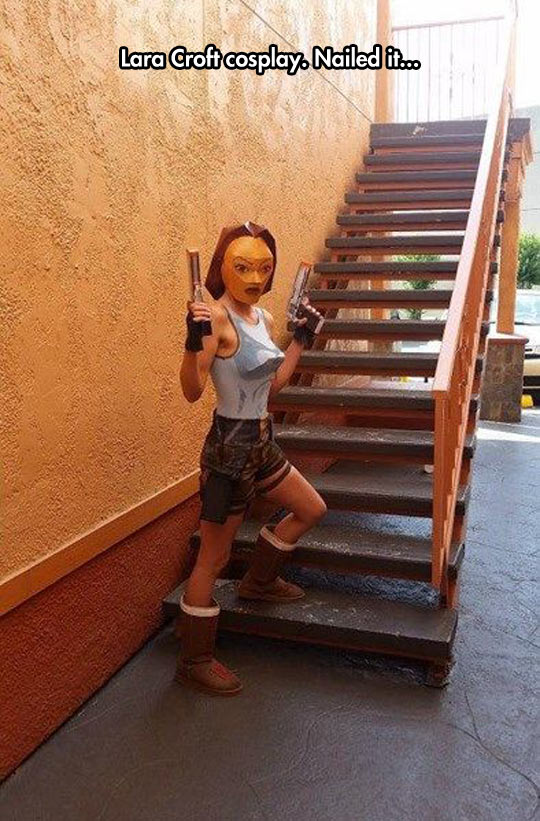 cool-cosplay-Lara-Croft-stairs